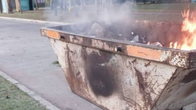Preocupación entre vecinos por los incendios intencionales en contenedores de basura