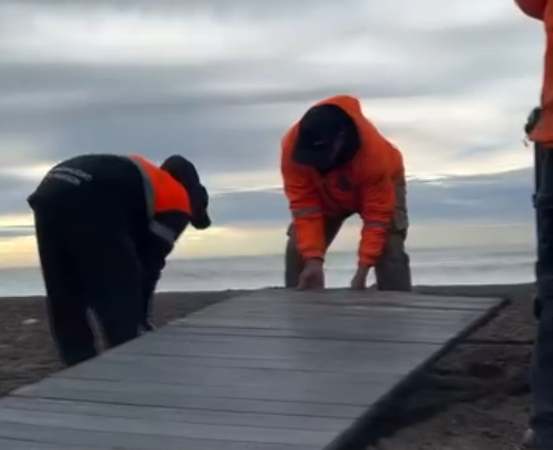 Rawson avanza hacia playas más inclusivas con la instalación de un nuevo deck accesible