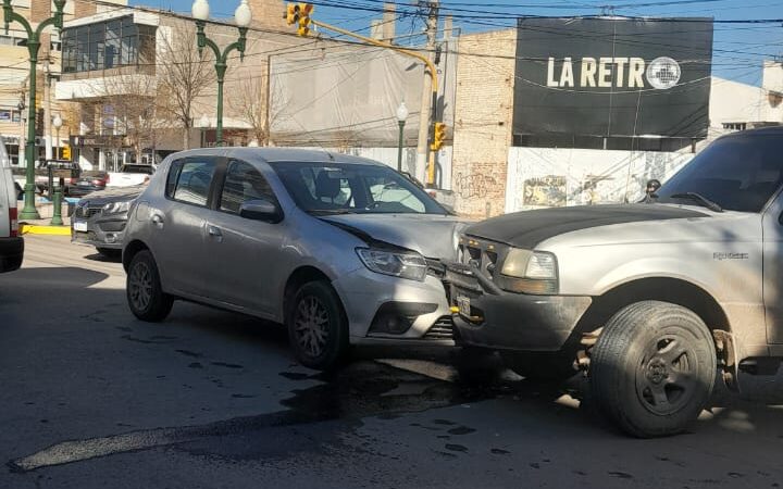 Fuerte choque entre una camioneta y un automóvil en Trelew