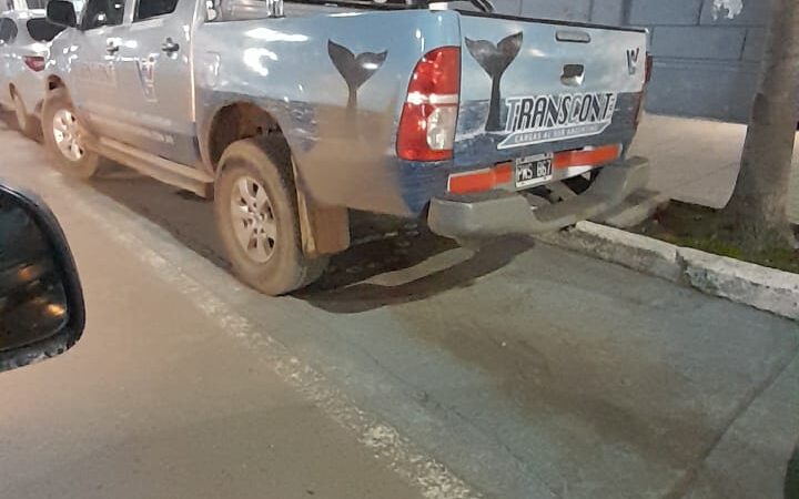Un oyente denunció que una camioneta de Transcont ocupó un espacio reservado para personas con movilidad reducida