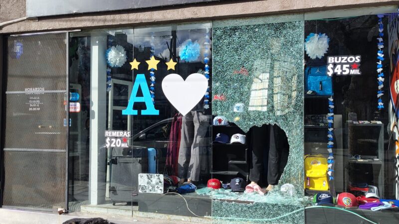 ROMPIERON EL VIDRIO DE UN COMERCIO EN PLENO CENTRO