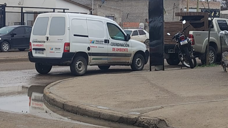 🚨 Vecino de Trelew denuncia que una camioneta municipal obstruyó una rampa para personas con discapacidad