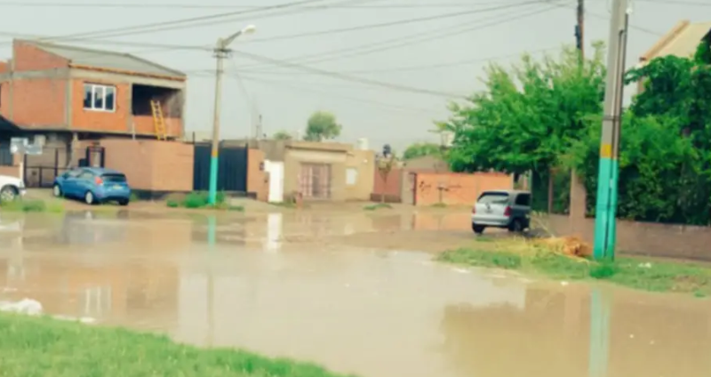 Preocupación en Trelew por calles de tierra inundadas y una boca de cloaca saturada tras las lluvias
