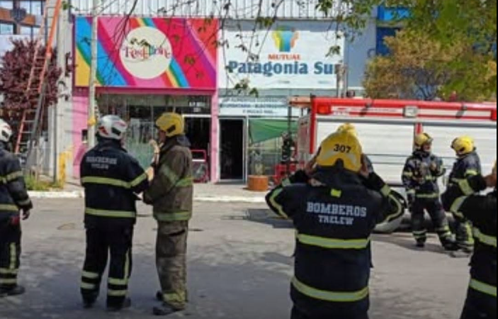 Un incendio causó importantes daños en un comercio de Trelew