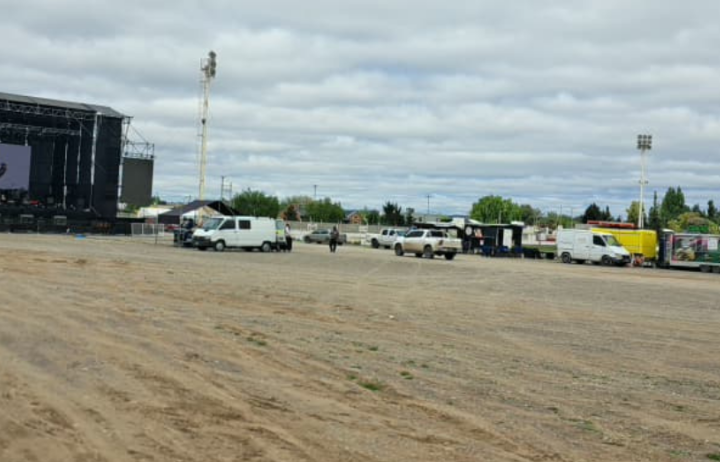 FIESTA DEL PINGÜINO EN TRELEW: EL RECLAMO POR LA FALTA DE ACCESIBILIDAD VUELVE A PONER A LAS PERSONAS CON DISCAPACIDAD EN EL CENTRO DEL DEBATE