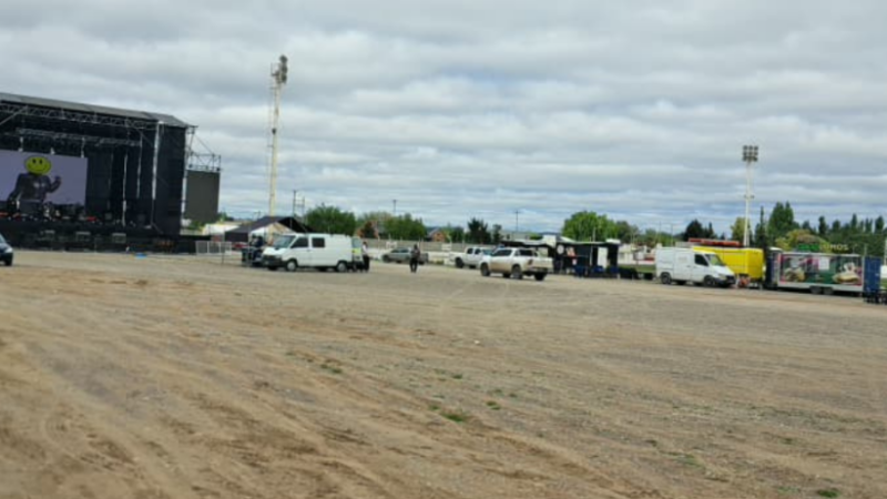 FIESTA DEL PINGÜINO EN TRELEW: EL RECLAMO POR LA FALTA DE ACCESIBILIDAD VUELVE A PONER A LAS PERSONAS CON DISCAPACIDAD EN EL CENTRO DEL DEBATE
