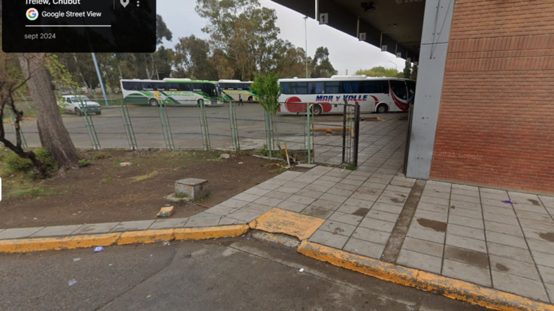 Indignación en Trelew: denuncian que la rampa de acceso a la Terminal de Ómnibus continúa deteriorada desde 2024